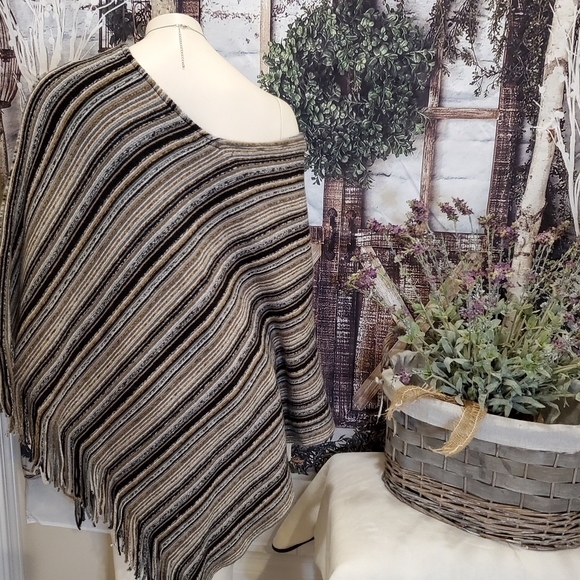 Poncho - Picture 3 of 8